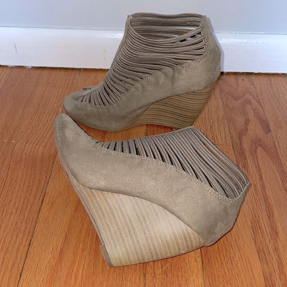 MIA Malibu Beige Strappy Wedge Sandals Women’s Size 6M - Picture 2 of 10